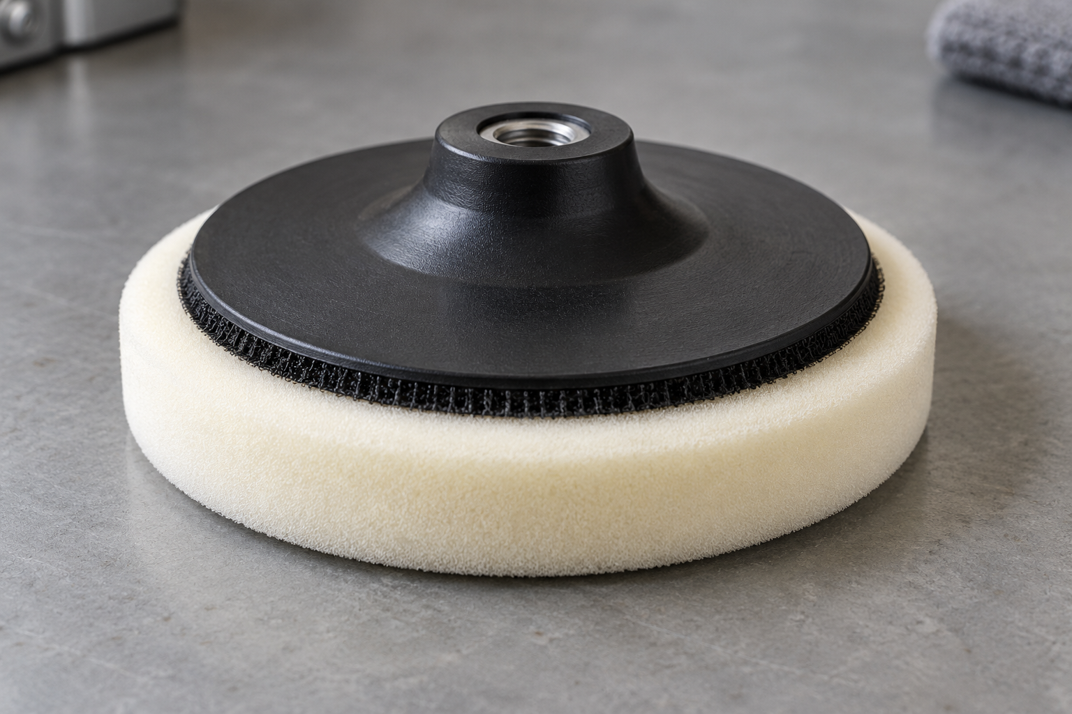 Foam pad extending evenly beyond a centred backing plate